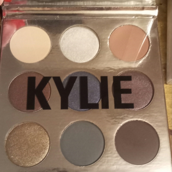 Kyie Christmas Pallette - Picture 3 of 4
